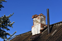 Ein Schornstein ist ständig der Witterung ausgesetzt und nimmt schnell Schaden. Als Dachdecker in München verkleide und schütze ich Ihren gemauerten Kamin vor den täglichen Witterungseinflüssen. Die Kaminverkleidung kann aus Materialien wie Metall oder Schiefer bestehen.