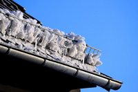 Ein Schneefanggitter verhindert Dachlawinen. Passanten werden vor herabfallenden Dachziegeln geschützt. Über Gehwegen oder Eingängen ist ein Schneefang daher als wichtige Sicherheitsmaßnahme zu empfehlen. Bei Bedarf montiere ich gerne nachträglich ein Schneefanggitter auf Ihr Dach.