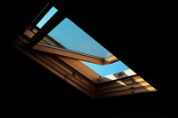 Dachflächenfenster sind besonders schadensanfällig, da sie extrem der Witterung ausgesetzt sind. Meist sind Anschlüsse rund um das Fenster undicht. Der Dachdecker überprüft bei jeder Inspektion vorsorglich alle Anschlussbleche auf Mängel.